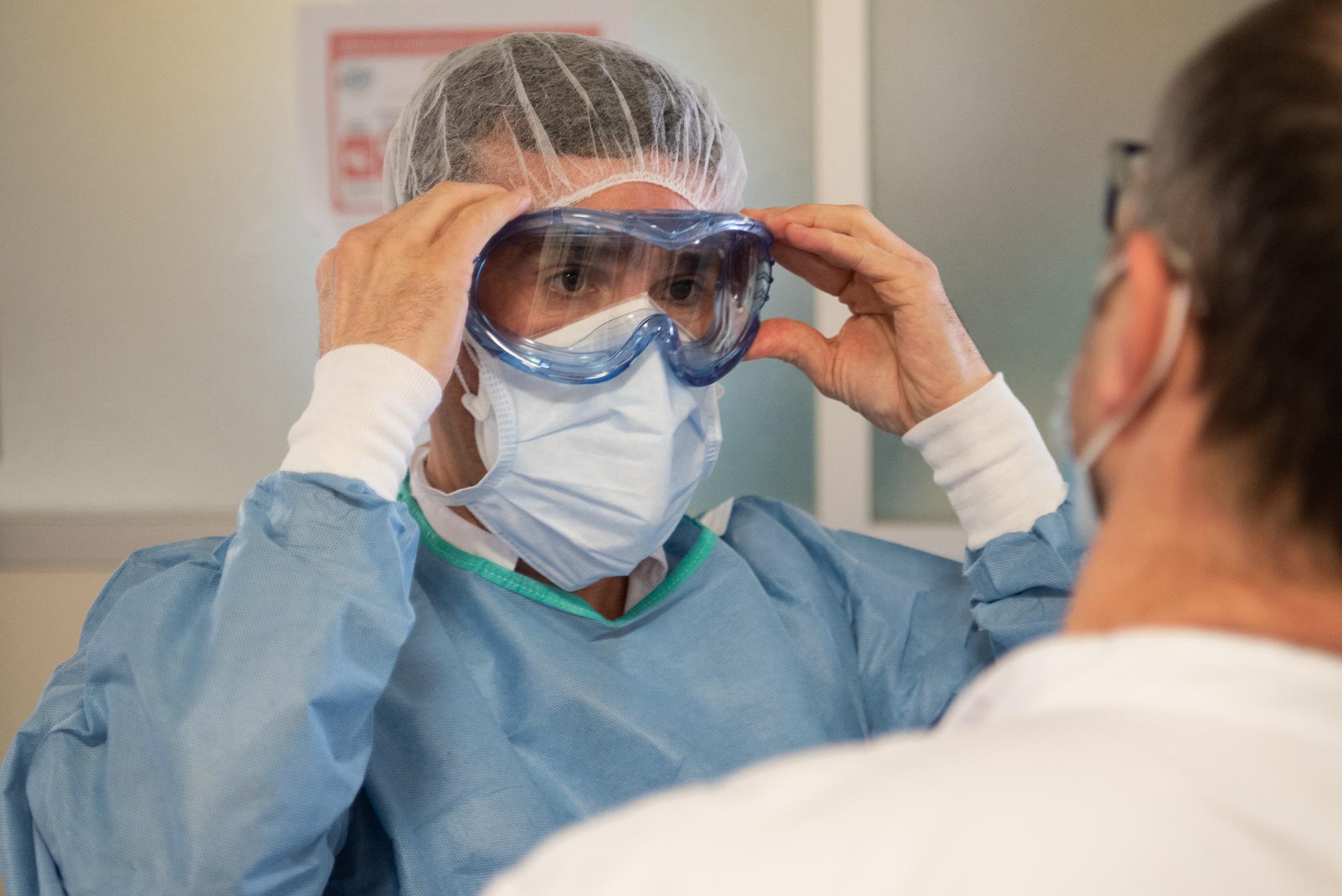 Així es mobilitza el personal sanitari del Clínic per atendre un pacient de coronavirus | Francisco Àvia2 Així es mobilitza el personal sanitari del Clínic per atendre un pacient de coronavirus | Francisco Àvia2