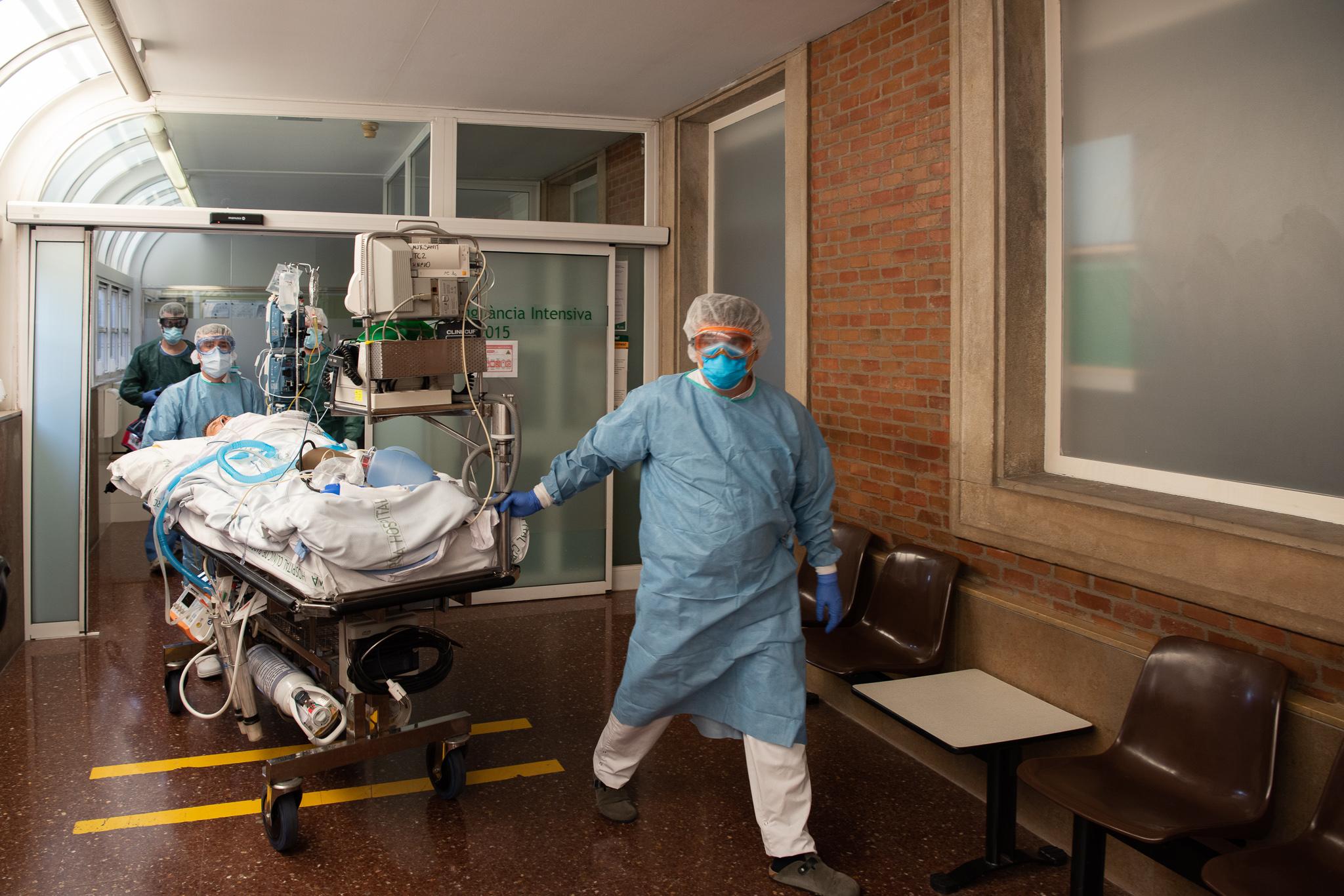 Així es mobilitza el personal sanitari del Clínic per atendre un pacient de coronavirus | Francisco Àvia3 Així es mobilitza el personal sanitari del Clínic per atendre un pacient de coronavirus | Francisco Àvia3