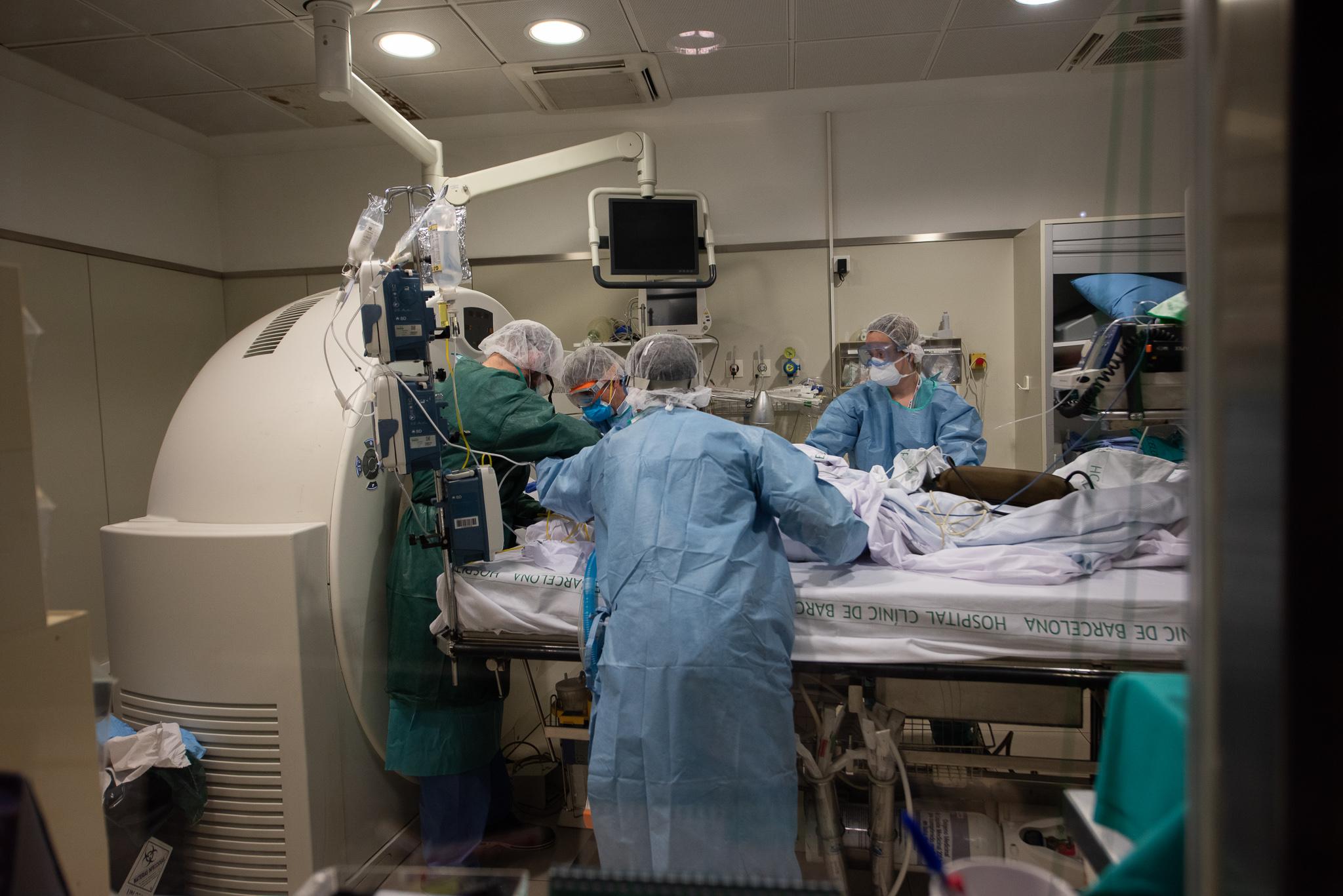 Així es mobilitza el personal sanitari del Clínic per atendre un pacient de coronavirus | Francisco Àvia5 Així es mobilitza el personal sanitari del Clínic per atendre un pacient de coronavirus | Francisco Àvia5