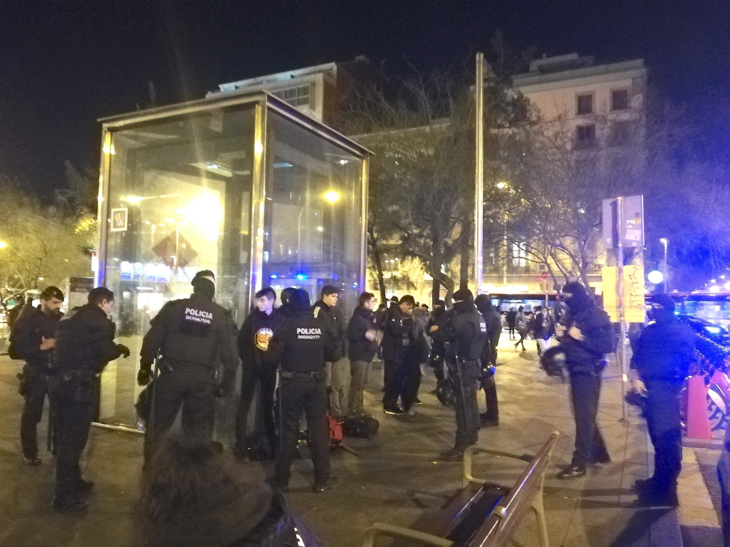 Identificacions i escorcolls a plaça Universitat davant la convocatòria de protesta d''Urquinaona ho tornarem a fer' / A.L.