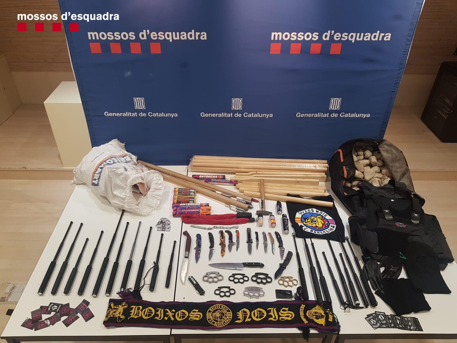 Els Mossos van intervenir armes als Boixos Nois abans del partit contra el Rayo Vallecano. | Mossos d'Esquadra