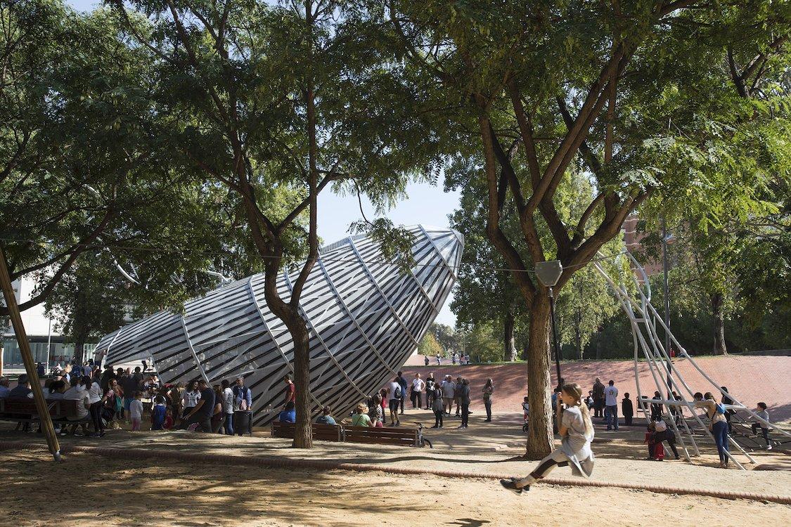 Una nena es llança en tirolina amb la balena del Parc Central de Nou Barris al fons / Ajuntament de Barcelona