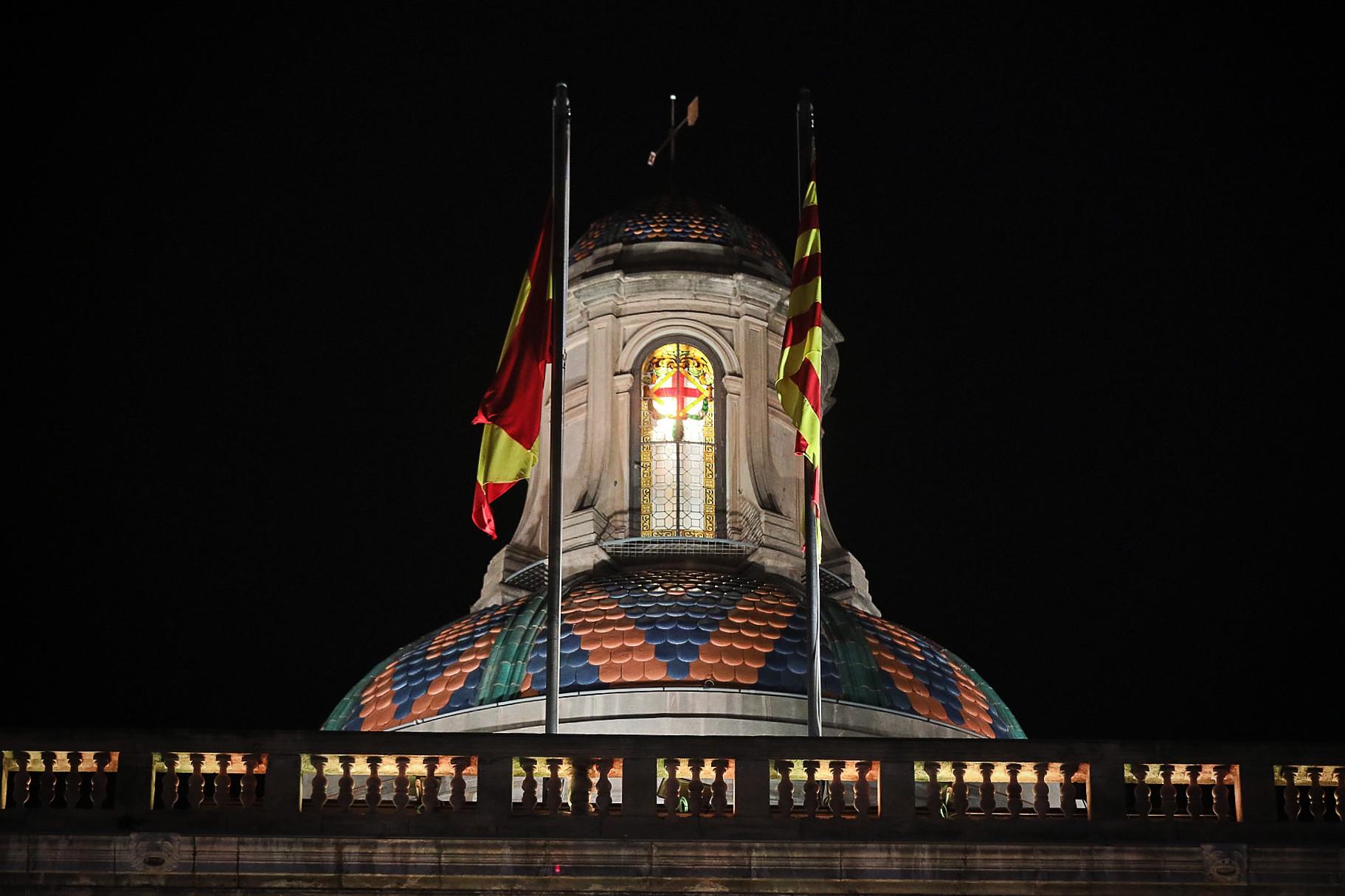 La bandera espanyola torna al Palau de la Generalitat minuts després de ser despenjada durant la protesta per la inhabilitació de Torra / Jordi Borràs