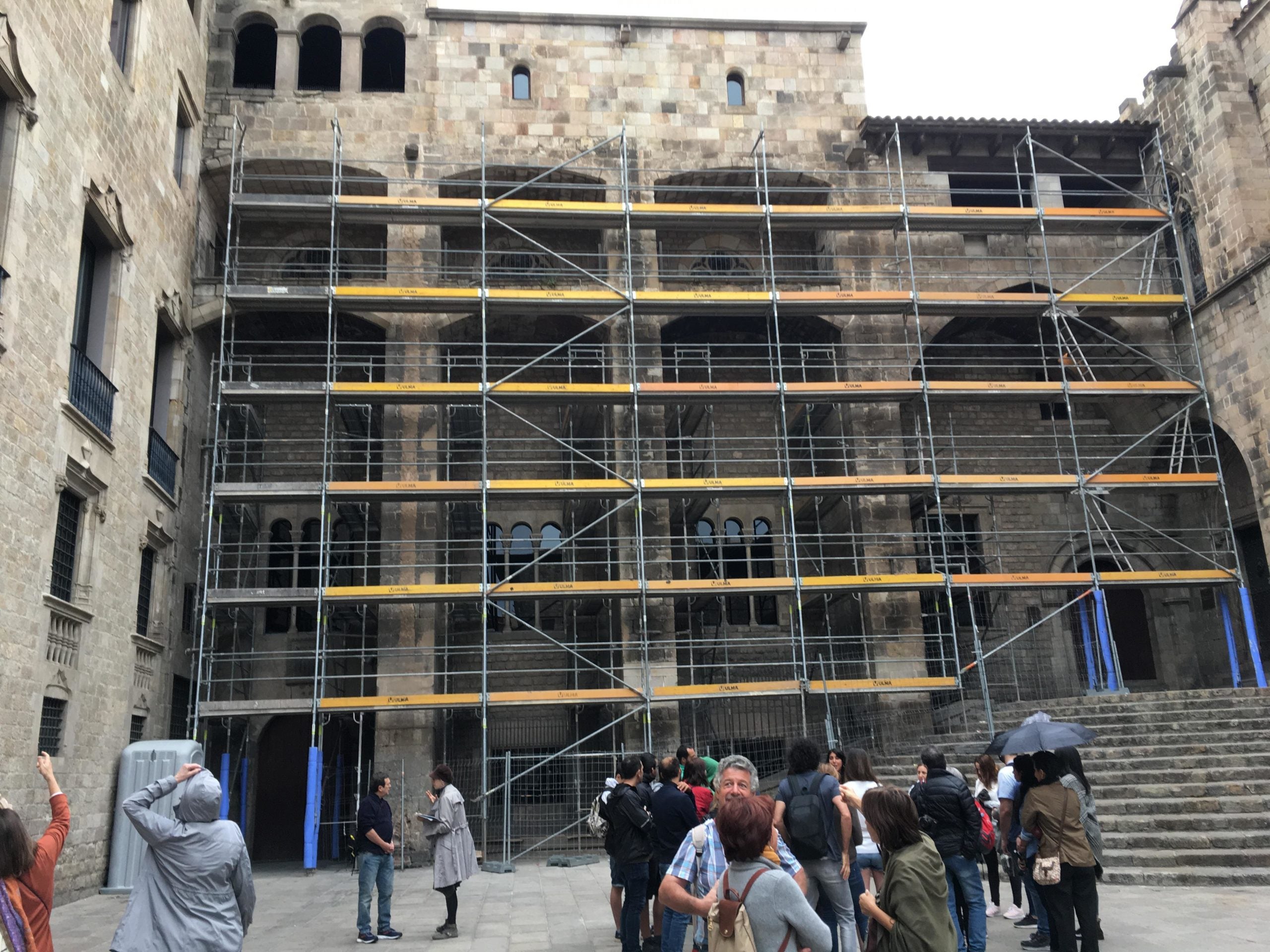 La façana del Palau Reial Major, amb la bastida abans de tapar-la pel l'envelat per la rehabilitació / Ajuntament de Barcelona