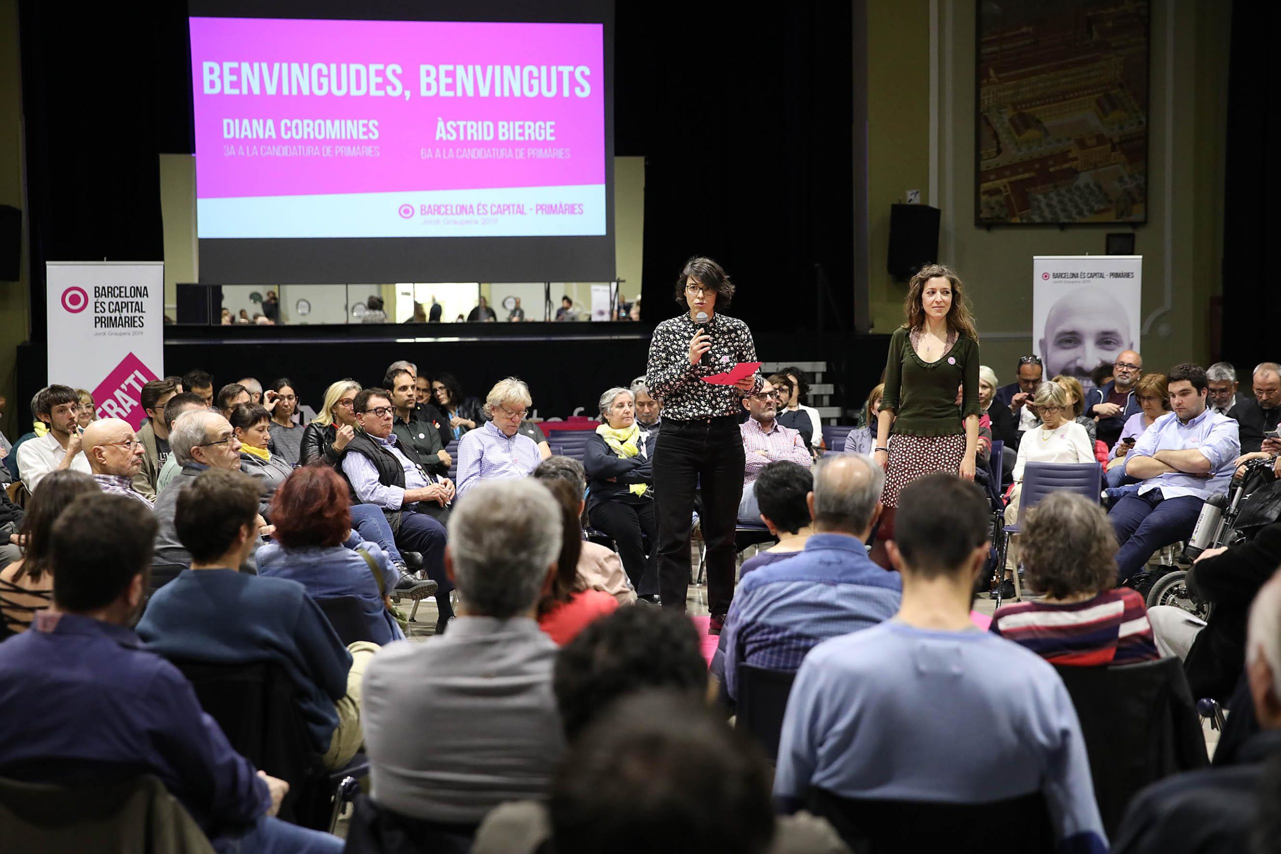 Astrid Bierge i Diana Coromines, donant la benvinguda als voluntaris en un acte Barcelona És Capital-Primàries, candidatura de Jordi Graupera / Jordi Play