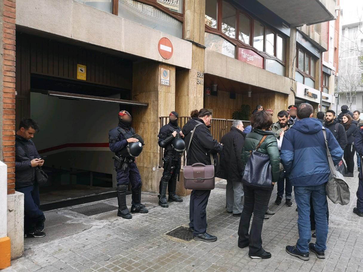 Mossos custodiant el pàrquing de l'edifici on viuen la Lívia, el Juan i els seus 3 fills / D.C.