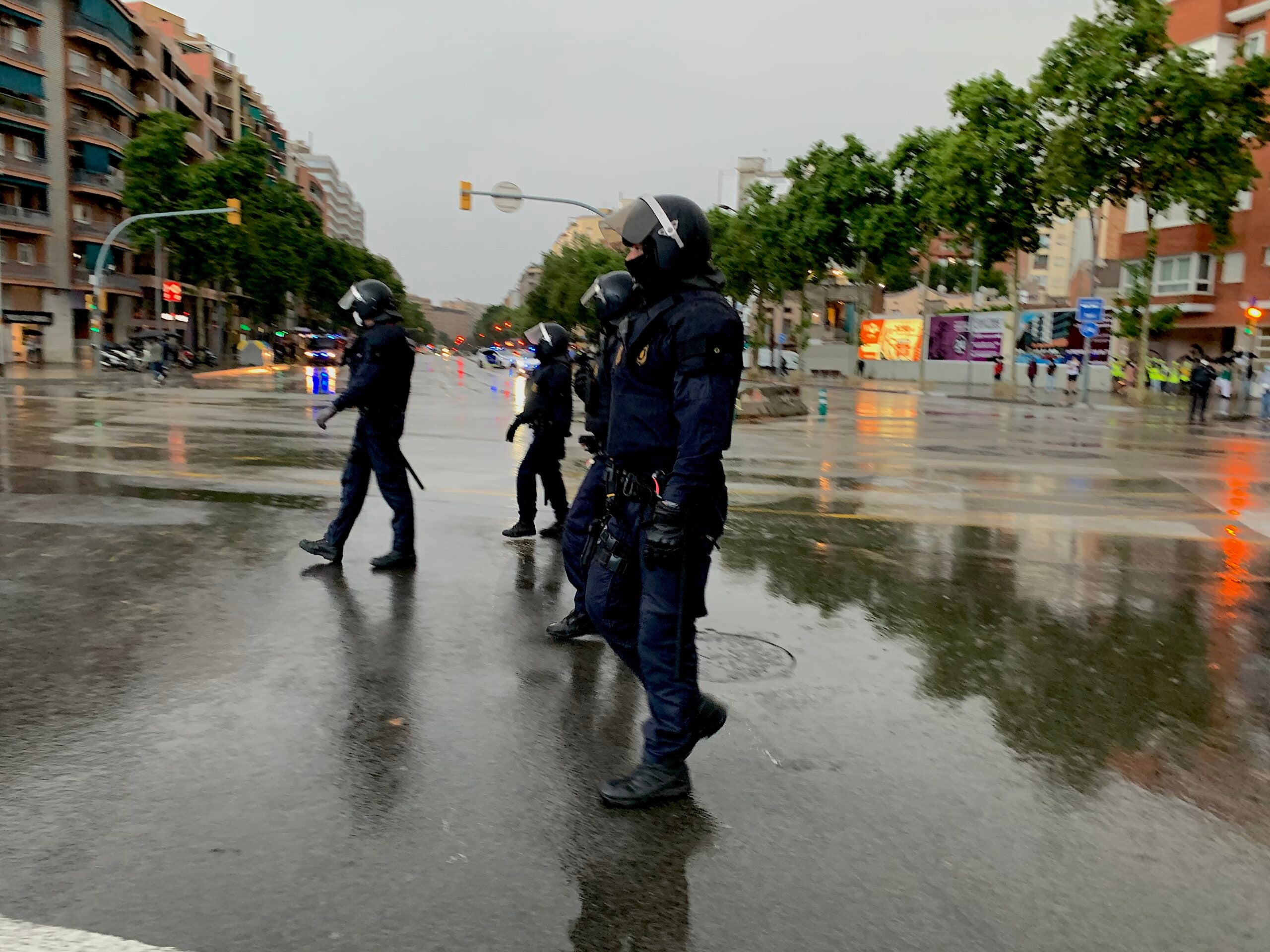 Antiavalots dels Mossos travessant la Meridiana per fer-ne marxar els manifestants / S.B.