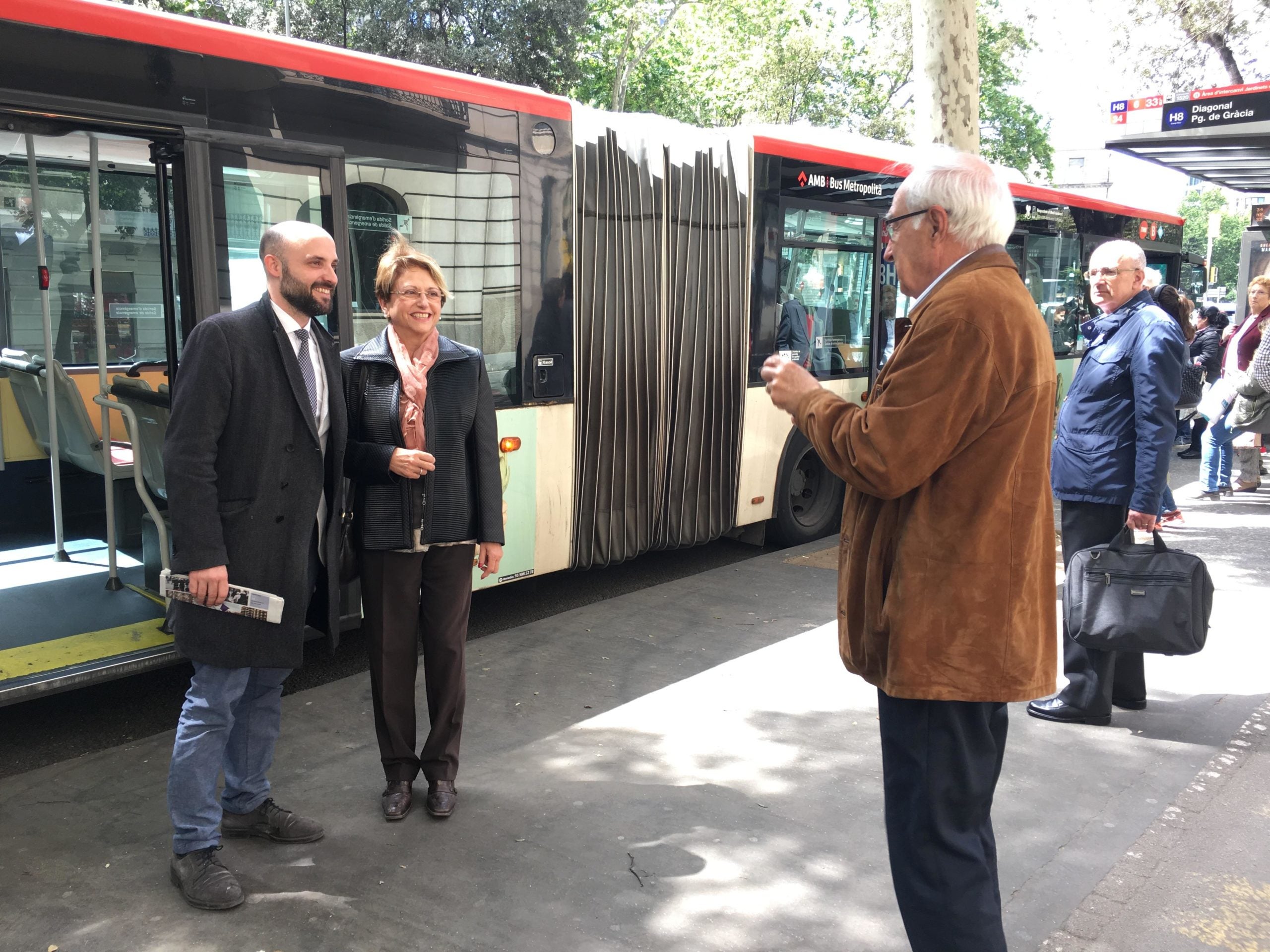 Una admiradora demana a Jordi Graupera fer-s'hi una foto. Han coincidit a l'autobús / S.B.