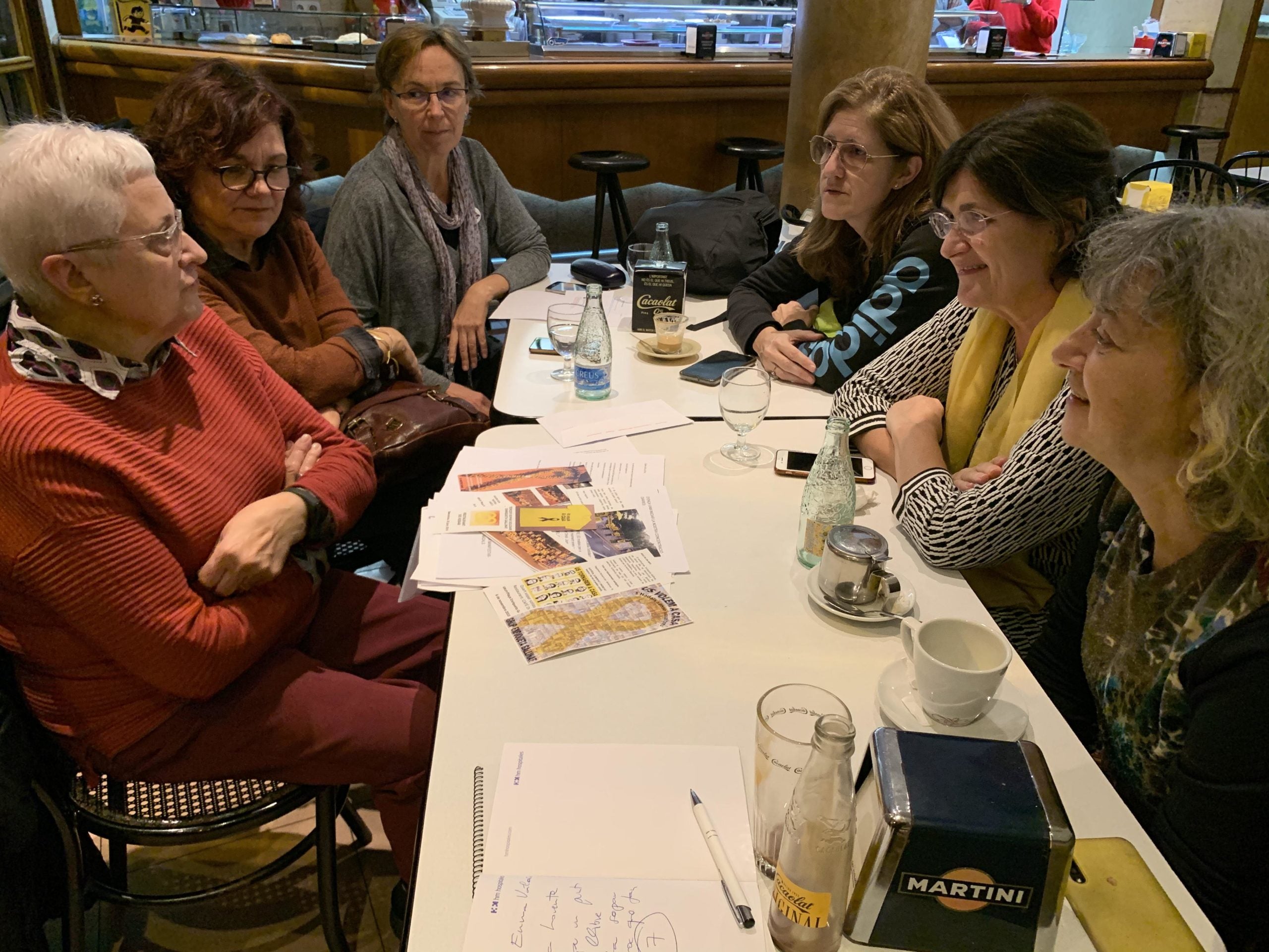 D'esquerra a dreta, Maria Lorente, Teresa Capella, Magda Ribas, Rosa Pellicer, Núria Fabrellas i Emma Valcárcel, una estona abans de començar la concentració d'Enriqueta Gallinat per la llibertat dels presos polítics i el retorn dels exiliats / S.B.