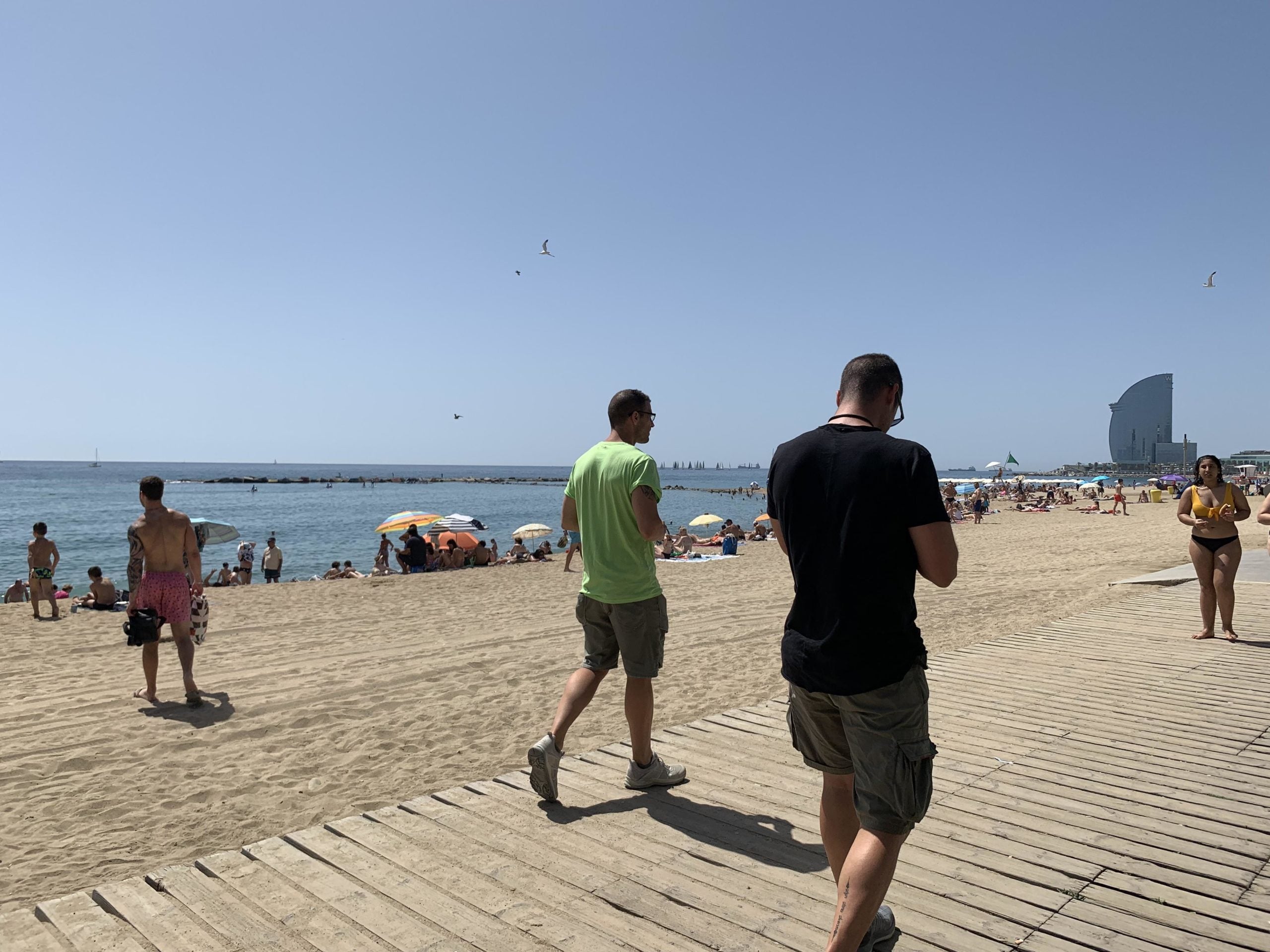 Dos agents de paisa del grup de platges de la Guàrdia Urbana patrullant per la Barceloneta / S.B.