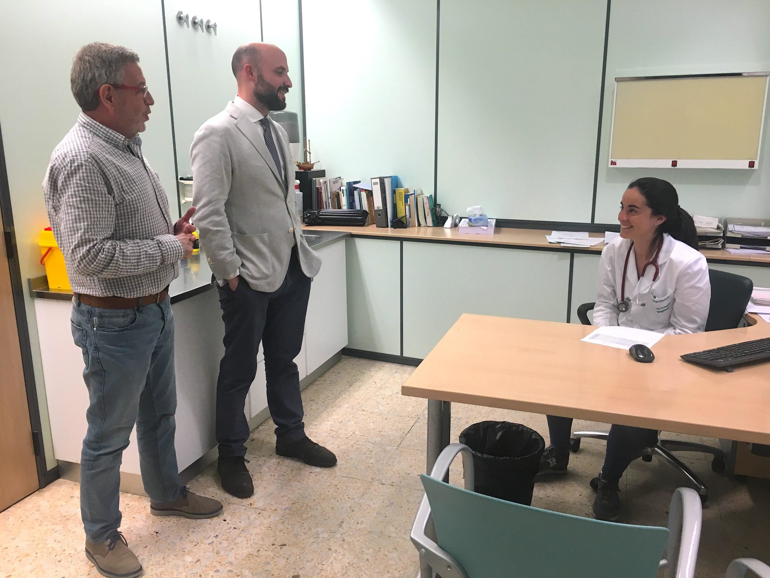 Jordi Graupera amb Jaume Sellarès, director del CAP Sardenya, i una metge de família del centre / S.B.