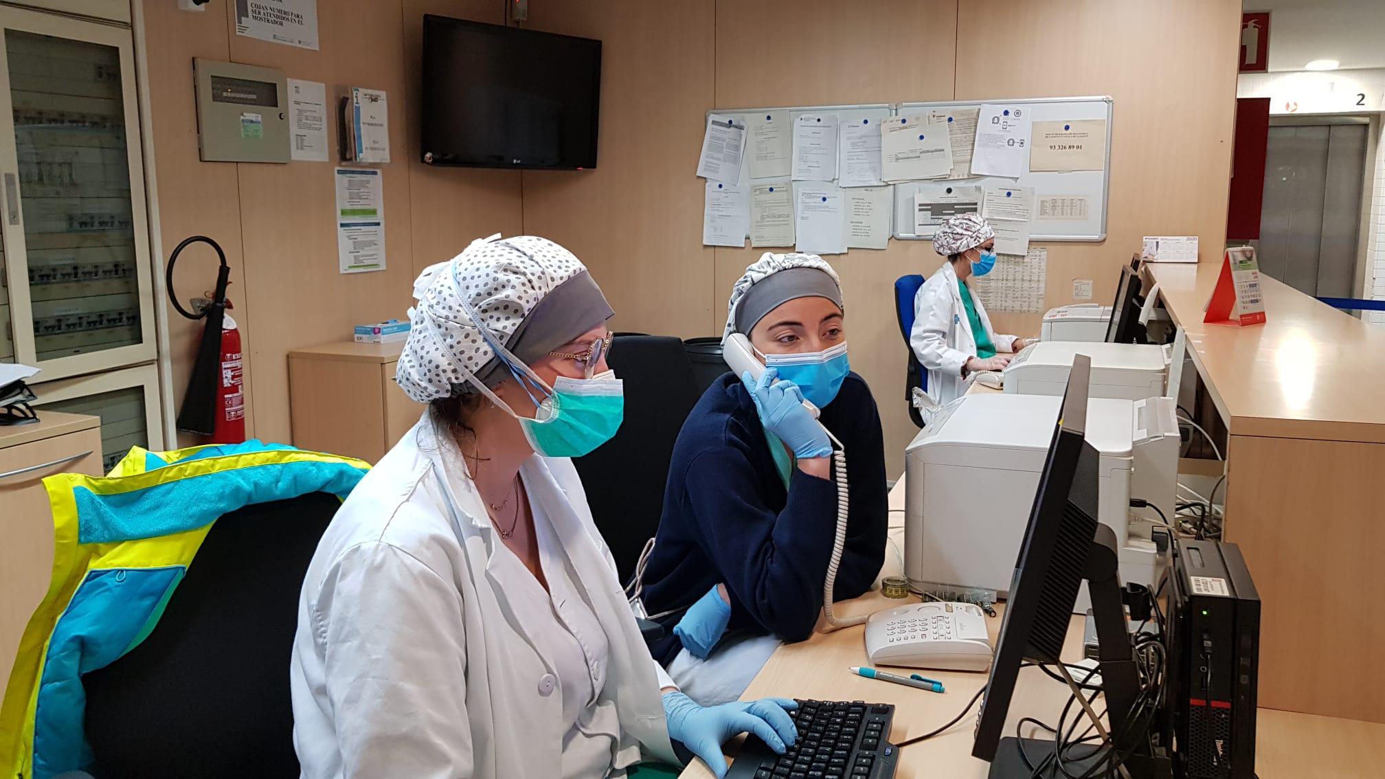 Professionals d'un ambulatori de Barcelona fent atenció telefònica durant la pandèmia de coronavirus / ICS Barcelona