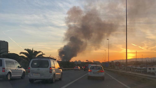 L'incendi de la Zona Franca des de la ronda Litoral / Tot Barcelona