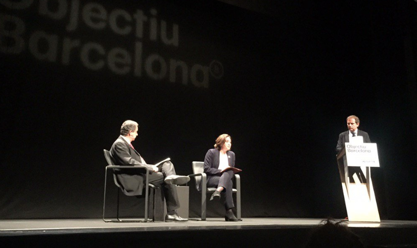 L'alcaldessa Ada Colau, asseguda amb el periodista Enric Sierra al Teatre Romea, amb Pau Guardans / Barcelona Global