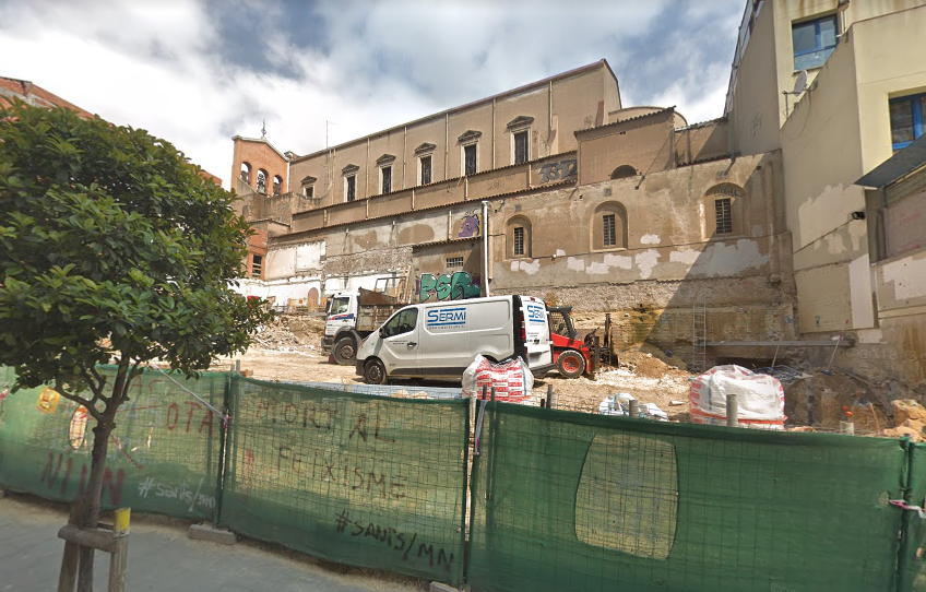 Terreny annex a la parròquia de Santa Maria de Sants on s'aixecarà un edifici de Càritas / Google Street View