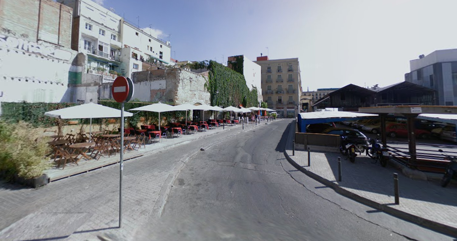 El bar Ra del passatge 1800 i l'antic aparcament de la Gardunya, en una imatge de 2008 / Google Street View