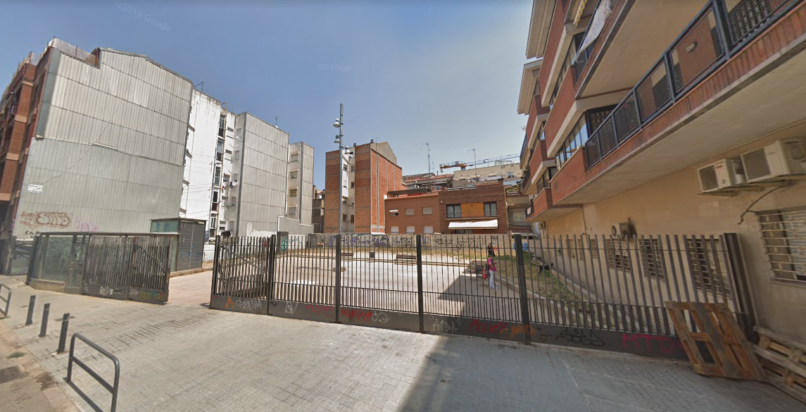Així estava l'interior d'illa del carrer Priorat abans de les obres | Google Street View Així estava l'interior d'illa del carrer Priorat abans de les obres | Google Street View