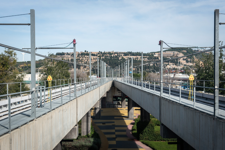 Viaducte de l'L10 Sud, vist des de la nova estació Zona Franca / TMB