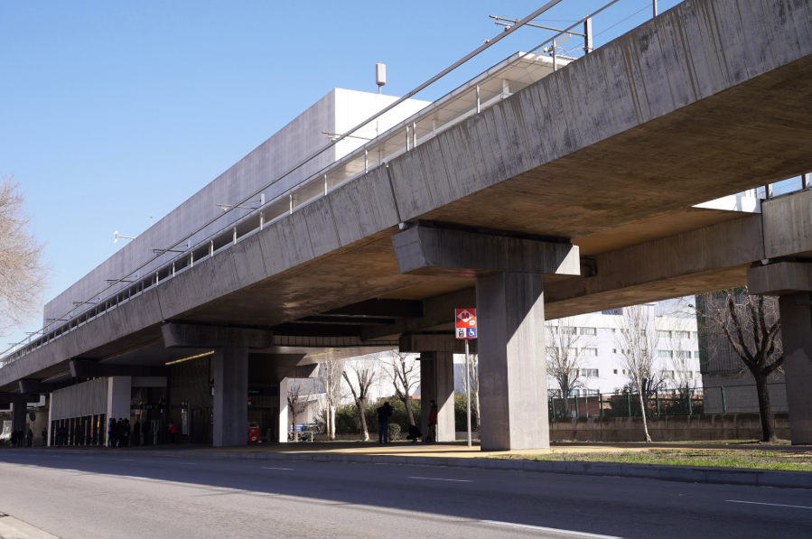 Estació de Zona Franca, sobre el viaducte de l'L10 Sud / Ajuntament d