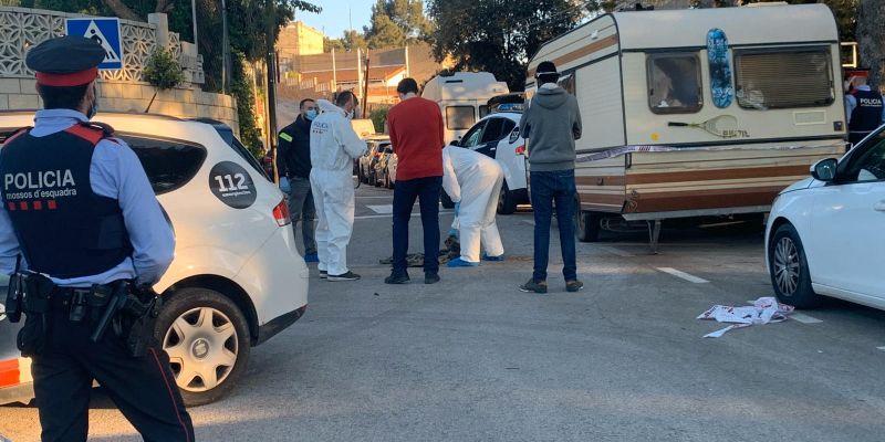 Els Mossos durant l'escorcoll de la caravana del detingut pels assassinats dels sensesostre / Agata Guinó