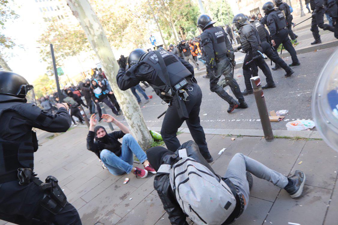 Una de les càrregues dels Mossos a la zona de Paral·lel / Jordi Borràs