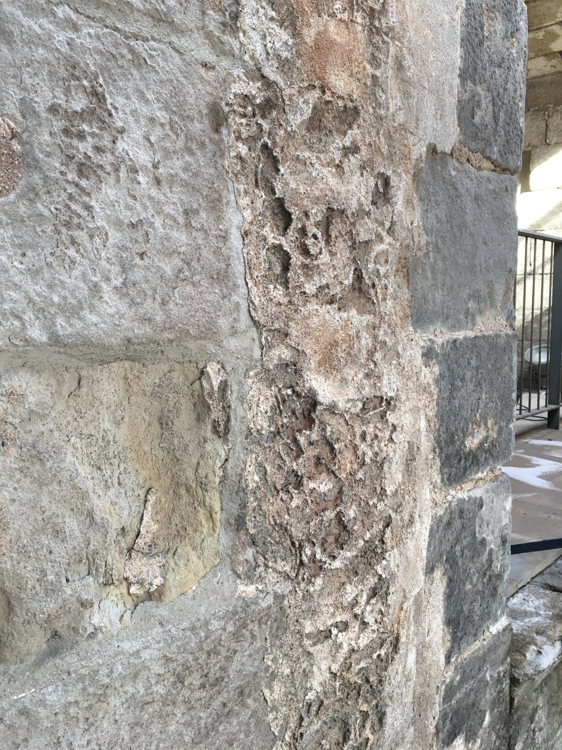 Carreus malmesos a la façana del Palau Reial Major, on hi ha el Saló del Tinell, ara en reparació / Ajuntament de Barcelona