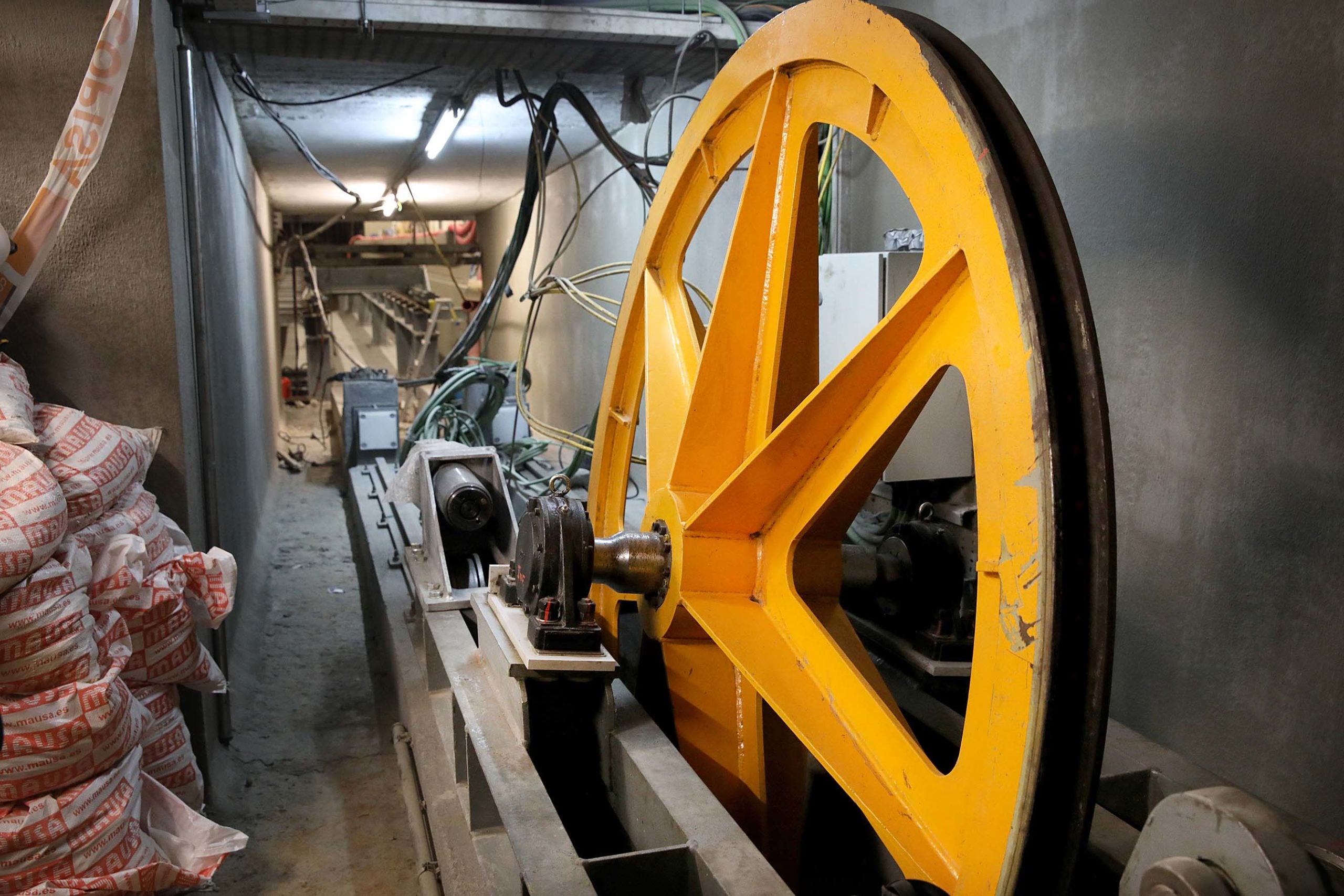 El carro tensor del funicular de Montjuïc, al soterrani de l'estació de Paral·lel. Aquesta peça garanteix que el cable està sempre tensat adequadament / Jordi Play El carro tensor del funicular de Montjuïc, al soterrani de l'estació de Paral·lel. Aquesta peça garanteix que el cable està sempre tensat adequadament / Jordi Play