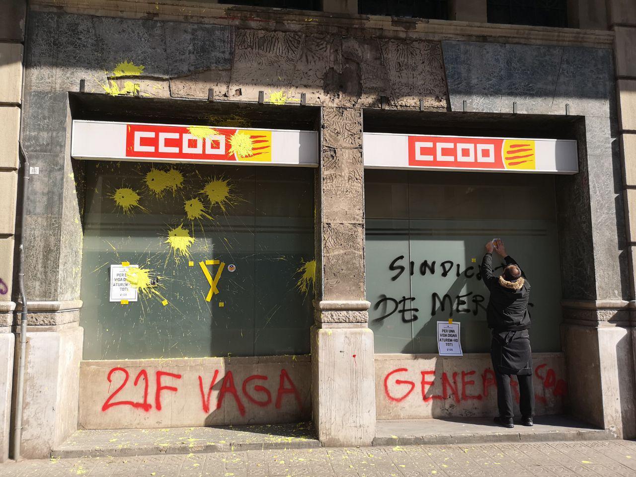 Els manifestants han atacat la seu de CCOO a Via Laietana / A.L.