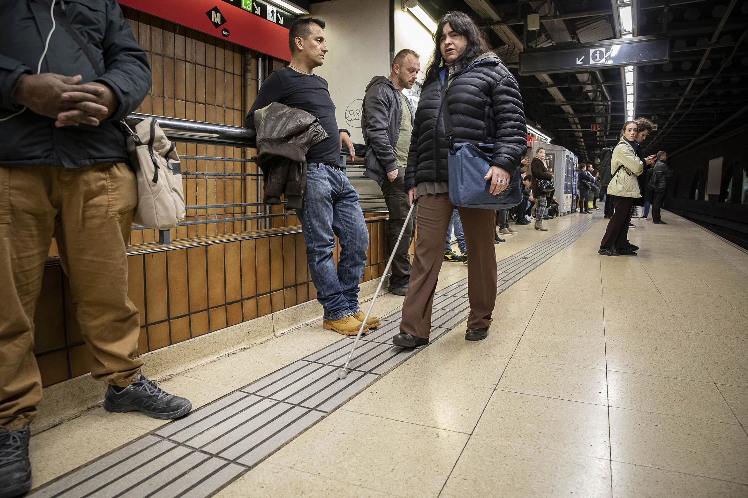 Neus Salvat segueix un encaminament al metro / Jordi Play