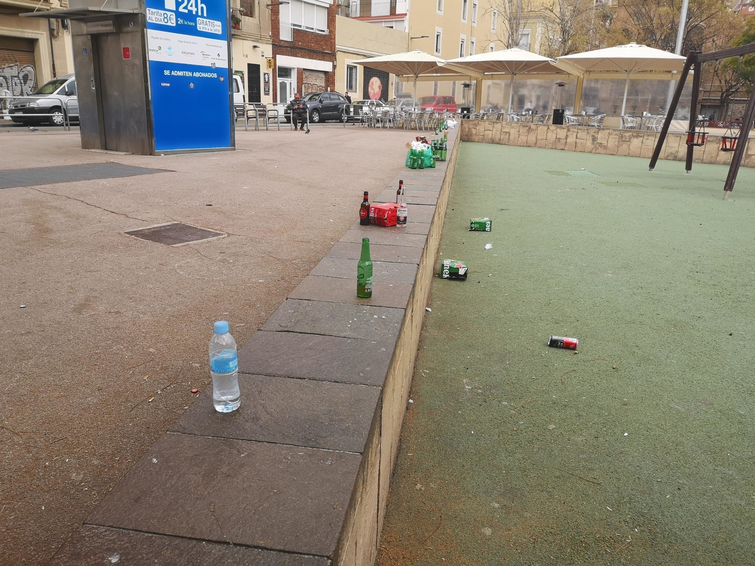 Envasos de cerveses buits que han deixat al seu pas els aficionats del Lió a la plaça Olivereta / D.C. Envasos de cerveses buits que han deixat al seu pas els aficionats del Lió a la plaça Olivereta / D.C.
