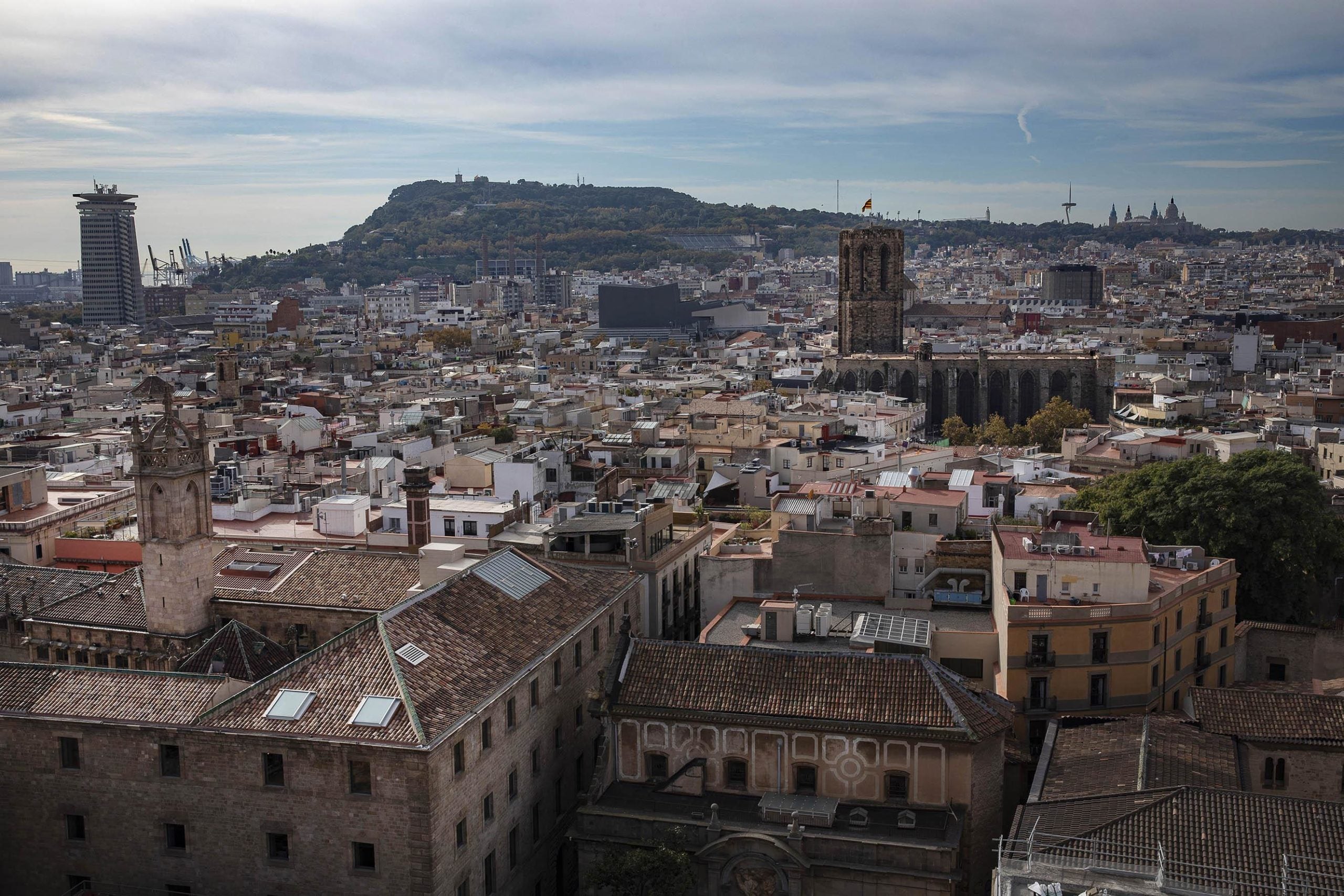 Vista panoràmica Santa Maria del Pi, la Torre Colón i Montjuïc i l'Anella Olímpica al fons / Jordi Play