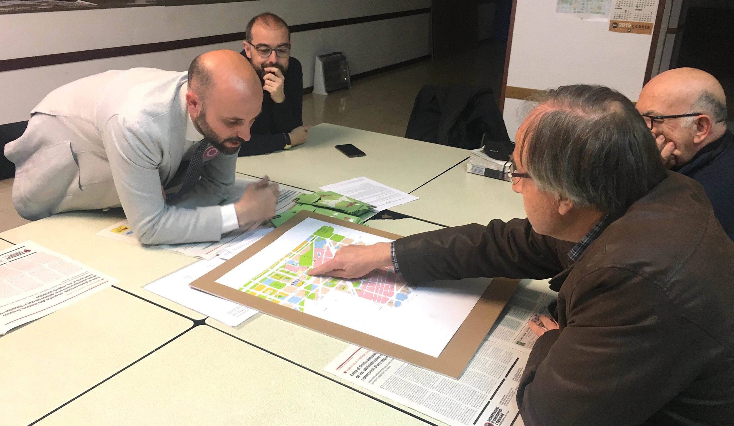 Jordi Graupera i Gerard Ardanuy amb el secretari de l'Associació de Veïnes i Veïns del Clot, Miquel Catasús / S.B.