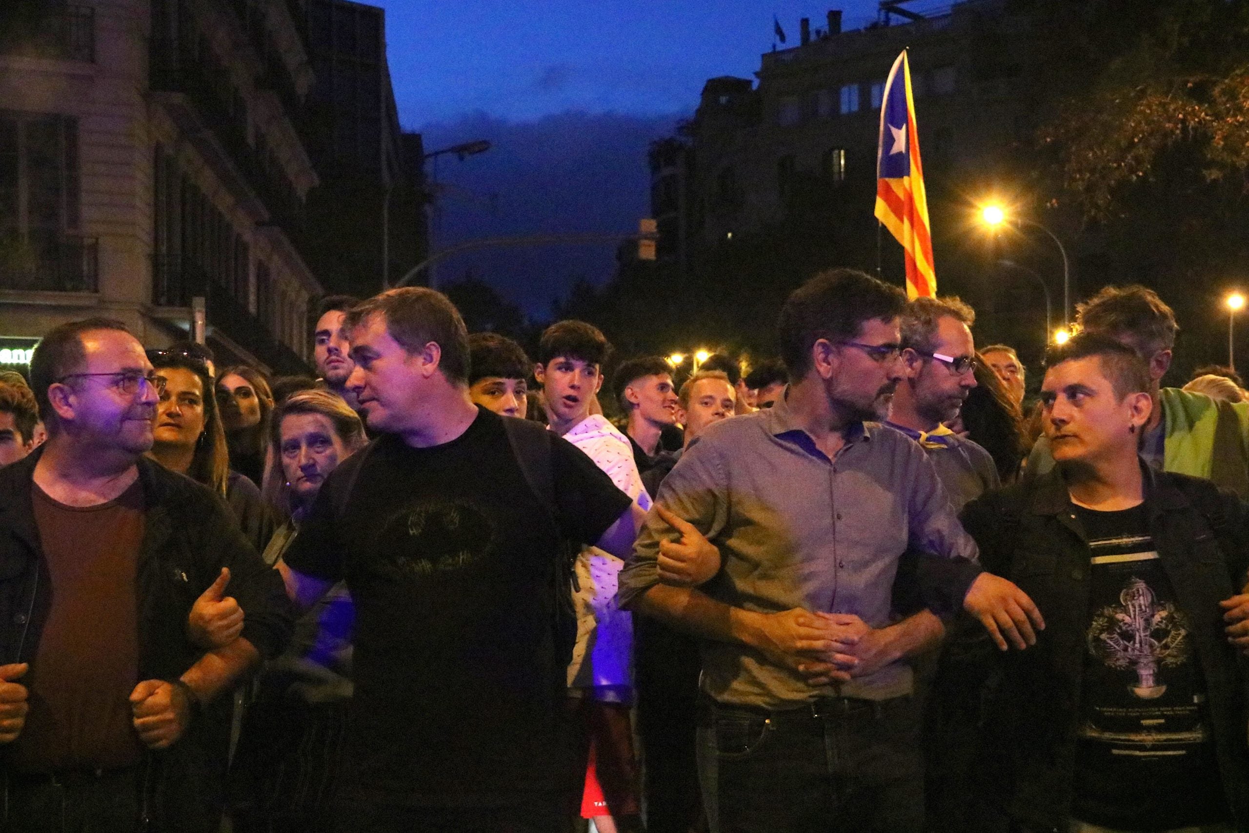 Cordó que l'entitat En Peu de Pau ha impulsat a la Via Laietana per separar els manifestants de la policia i evitar aldarulls / ACN