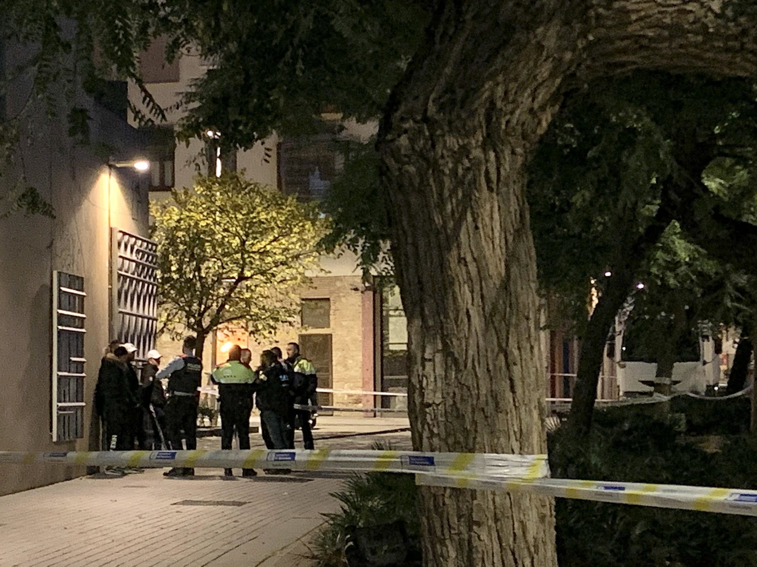 Investigadors dels Mossos parlant amb possibles testimonis als Jardins del Forat de la Vergonya, on hi ha hagut un apunyalament mortal / S.B.