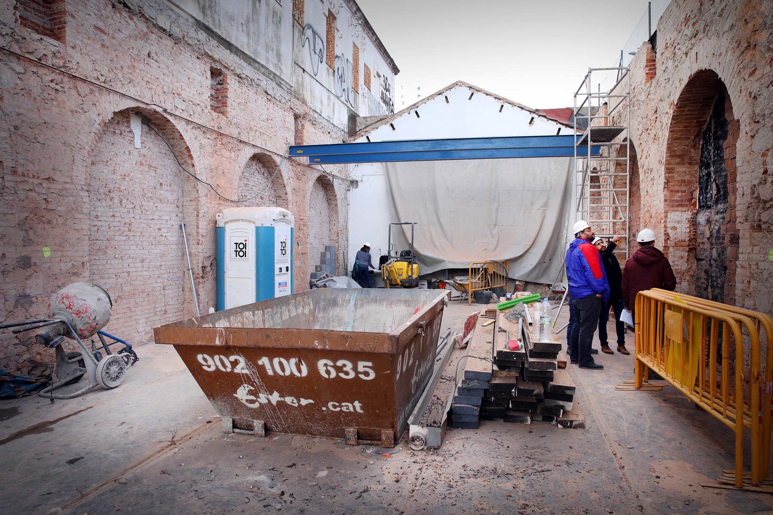 La cotxera del Tramvia Blau, en reparació. S'han tret la coberta i les encavallades / Jordi Play