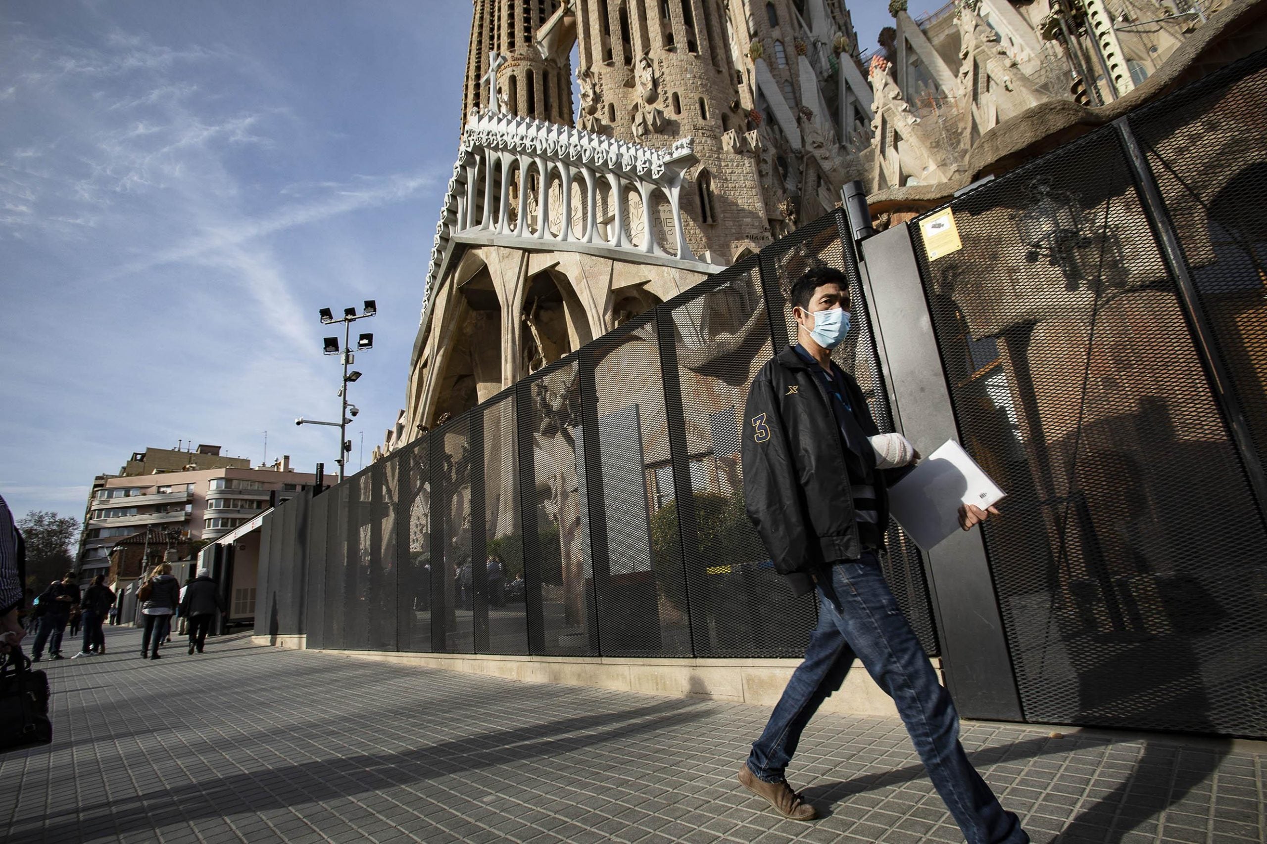 Turistes amb mascareta davant la Sagrada Família per por al coronavirus / Jordi Play