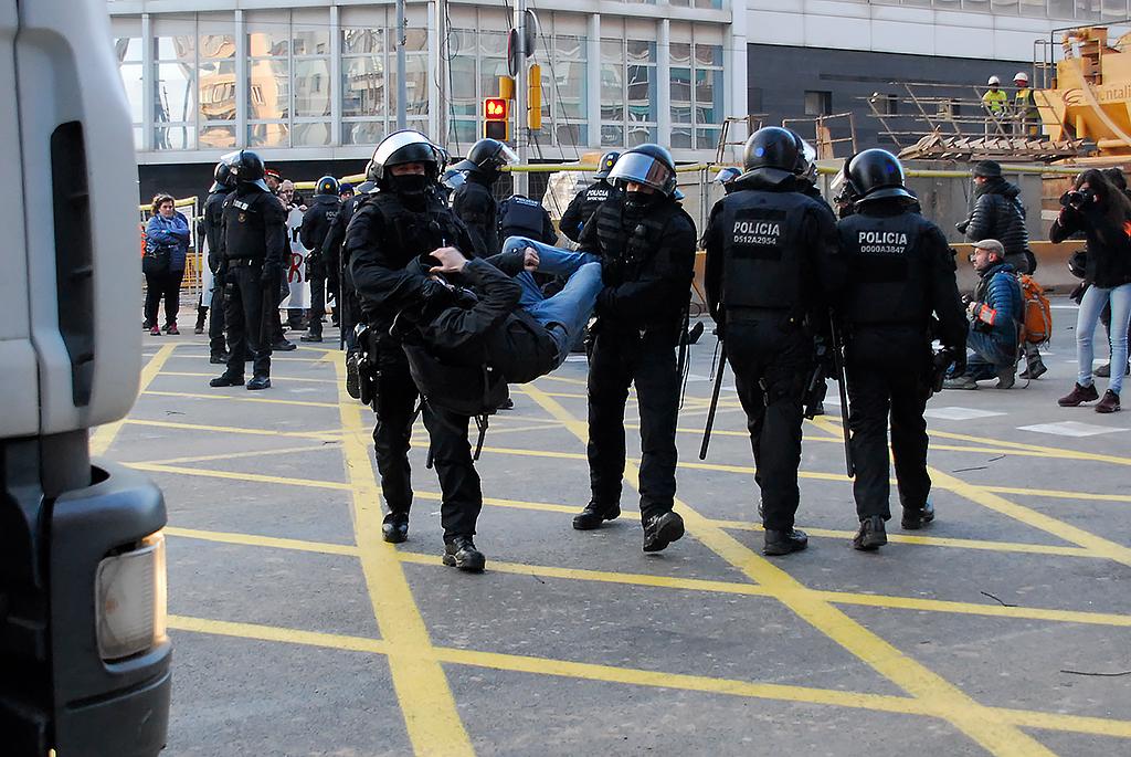 Els Mossos s'enduen un manifestants que tallava la Gran Via / Joan Belsa