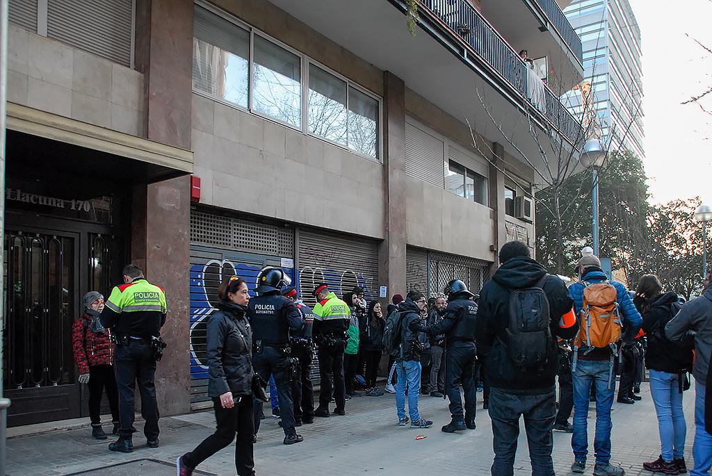 Els manifestants multats, encapsulats pels Mossos després del tall a Gran Via / Joan Belsa