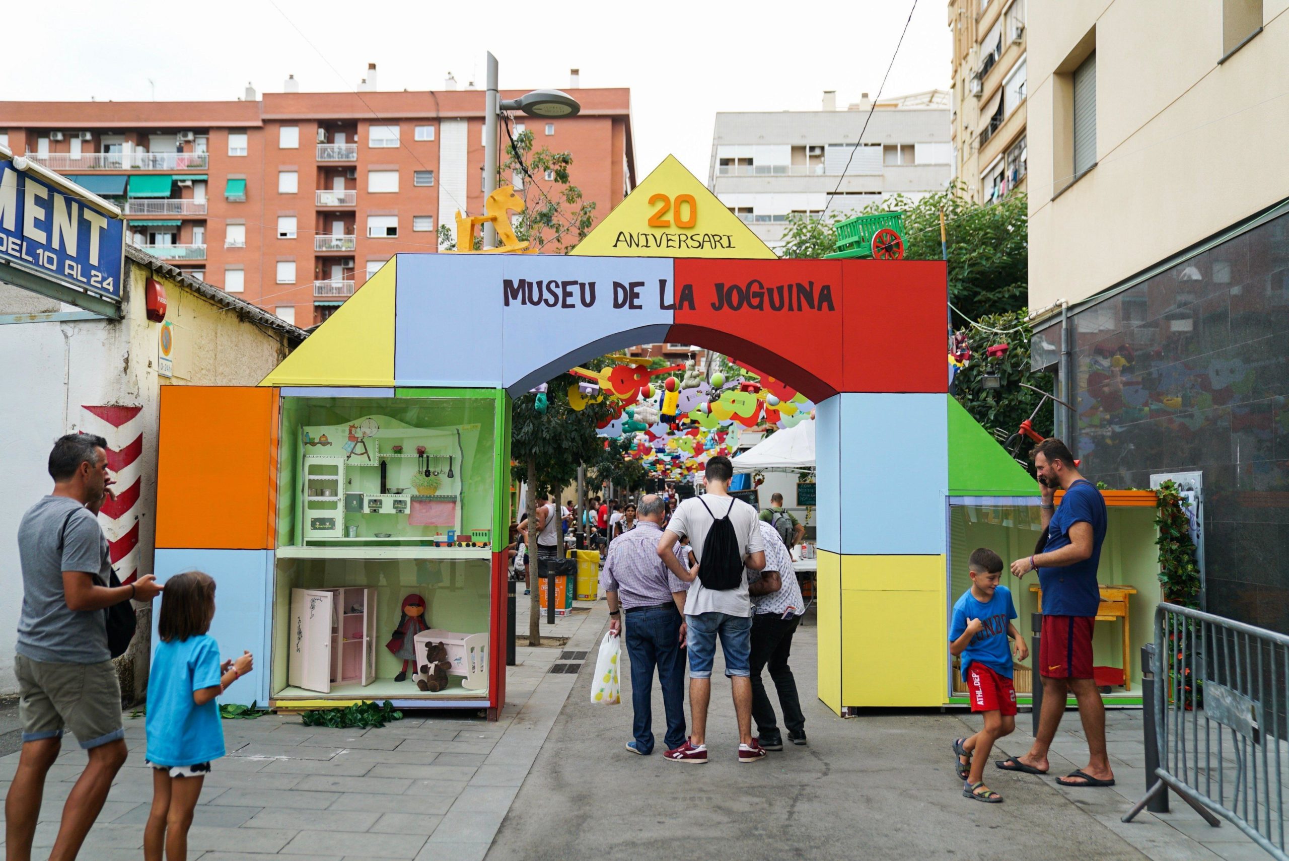 El decorat del carrer Rosés l'any passat, quan complien 20 anys com a comissió / Ajuntament de Barcelona