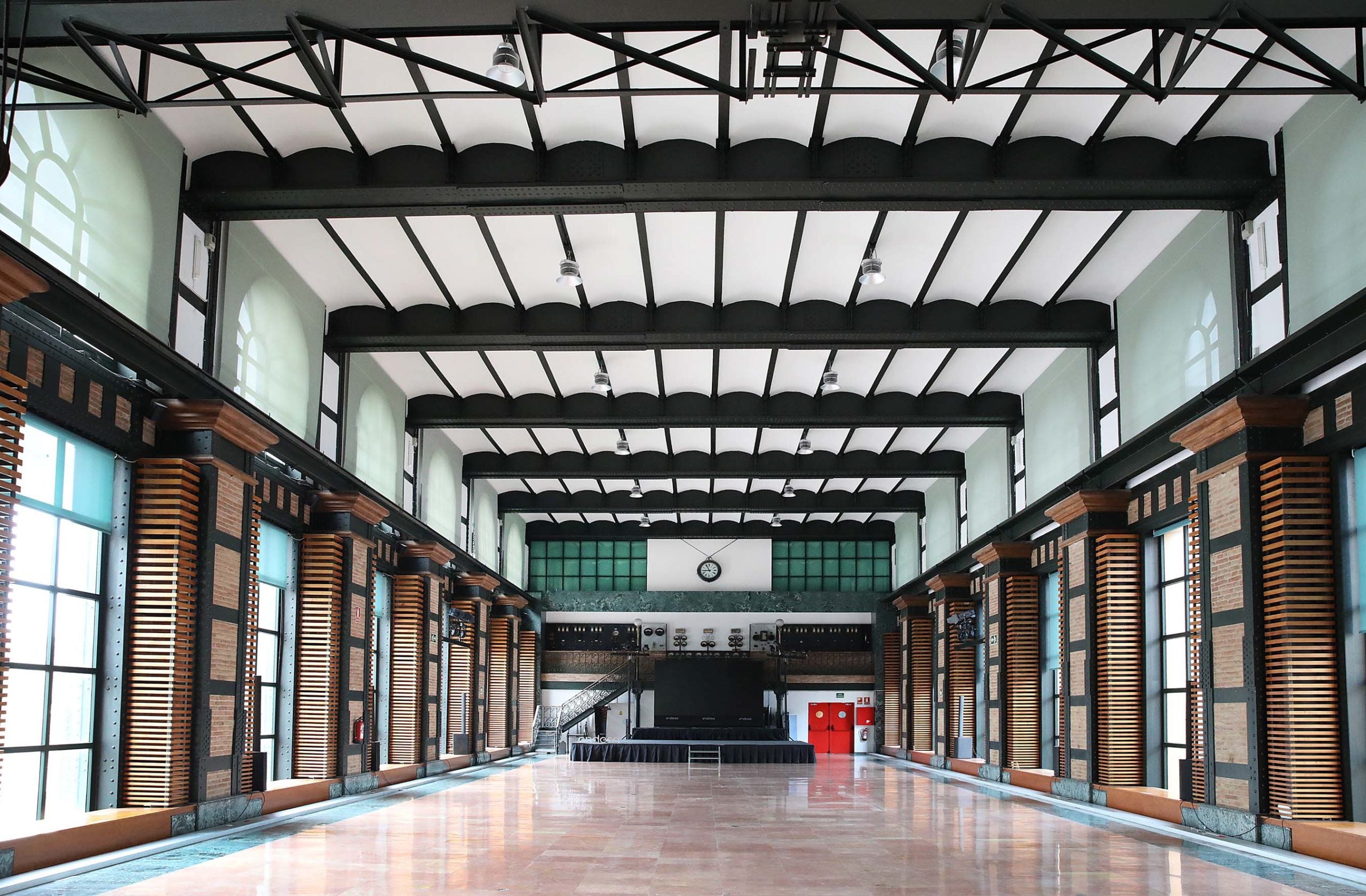 La sala de màquines amb la taula de comandaments i control al fons. | Jordi Play