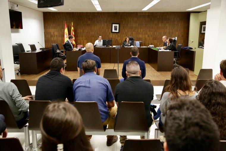 El judici a Jorge del Valle i Pedro Chaparro per amenaces al fotoperiodista Jordi Borr&agrave;s. | JORDI PLAY