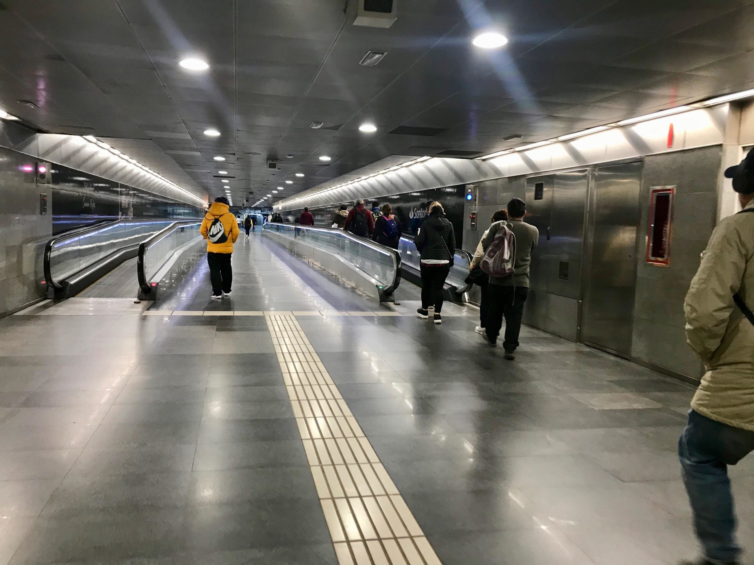 El passadís intercanviador de Metro a FGC aquest matí | AG