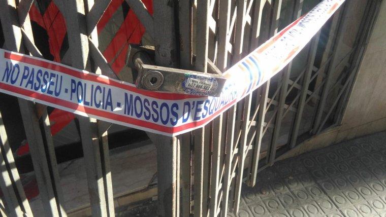 El precinte dels Mossos d'Esquadra a la persiana de la botiga de vins assaltada / Cedida El precinte dels Mossos d'Esquadra a la persiana de la botiga de vins assaltada / Cedida