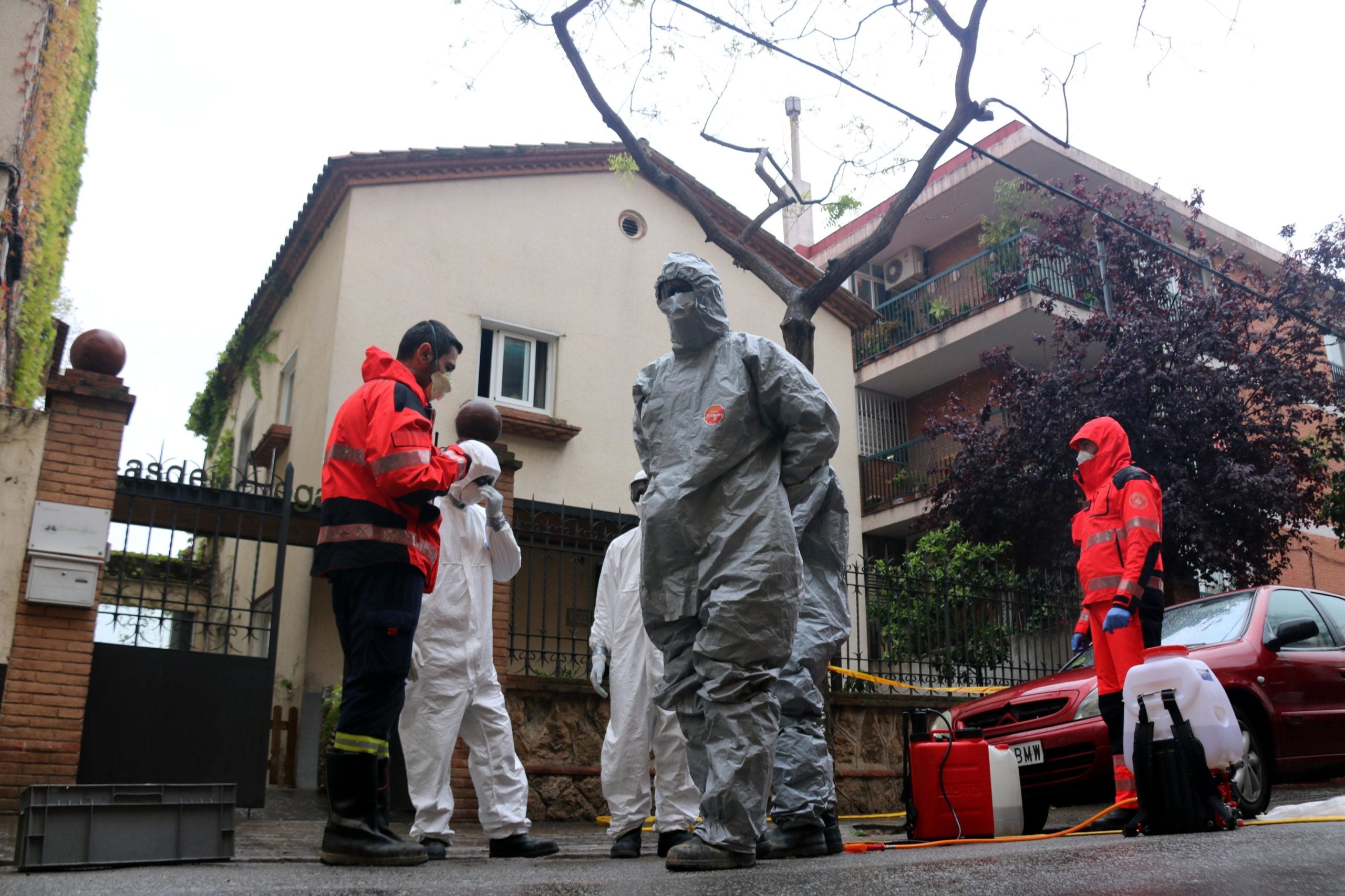 Els Bombers de Barcelona entren a desinfectar la residència Masdeu Hogar | ACN