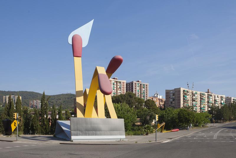 La icònica escultura pop art 'Els mistos' de Claes Oldenburg i Coosje van Bruggen / Ajuntament de Barcelona