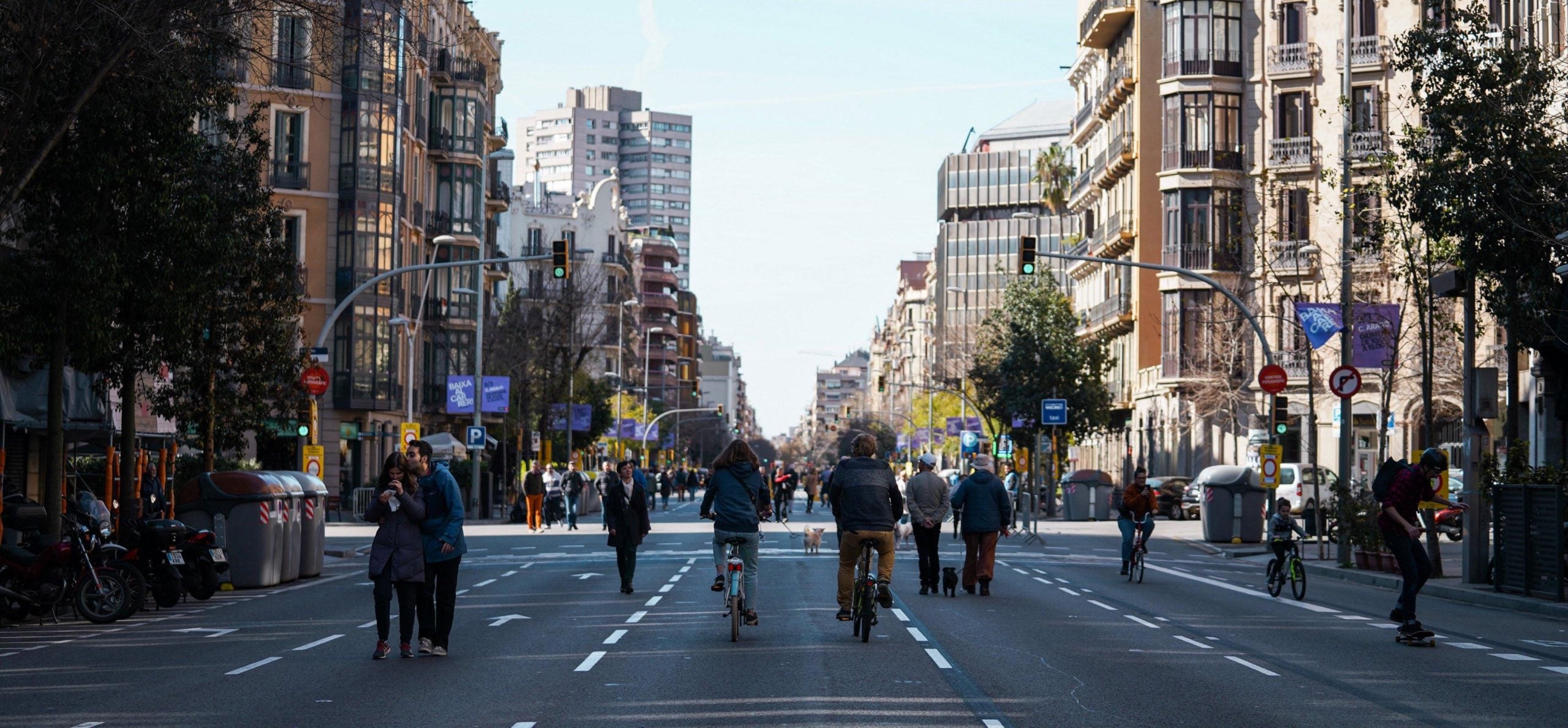 Veïns passejant pel carrer Aragó, en una imatge d'arxiu / Ajuntament