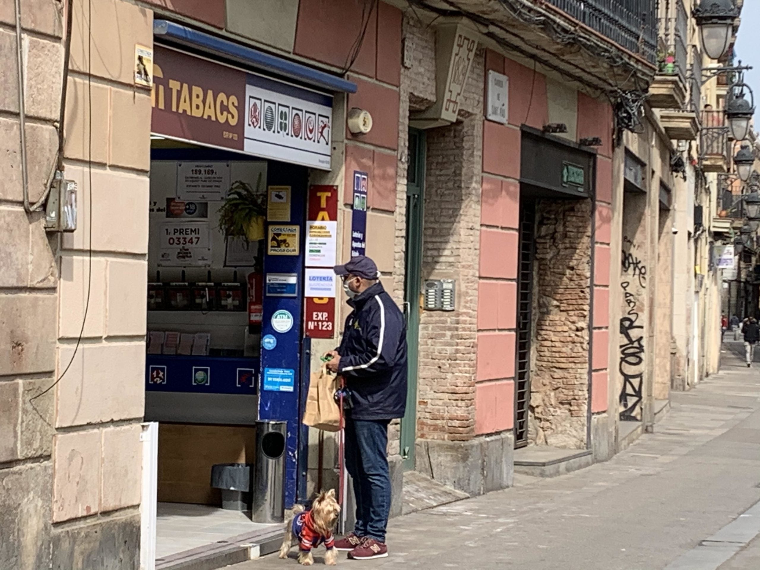 Un client de l'estanc del carrer Sant Pau esperant a la porta / S&iacute;lvia Barroso