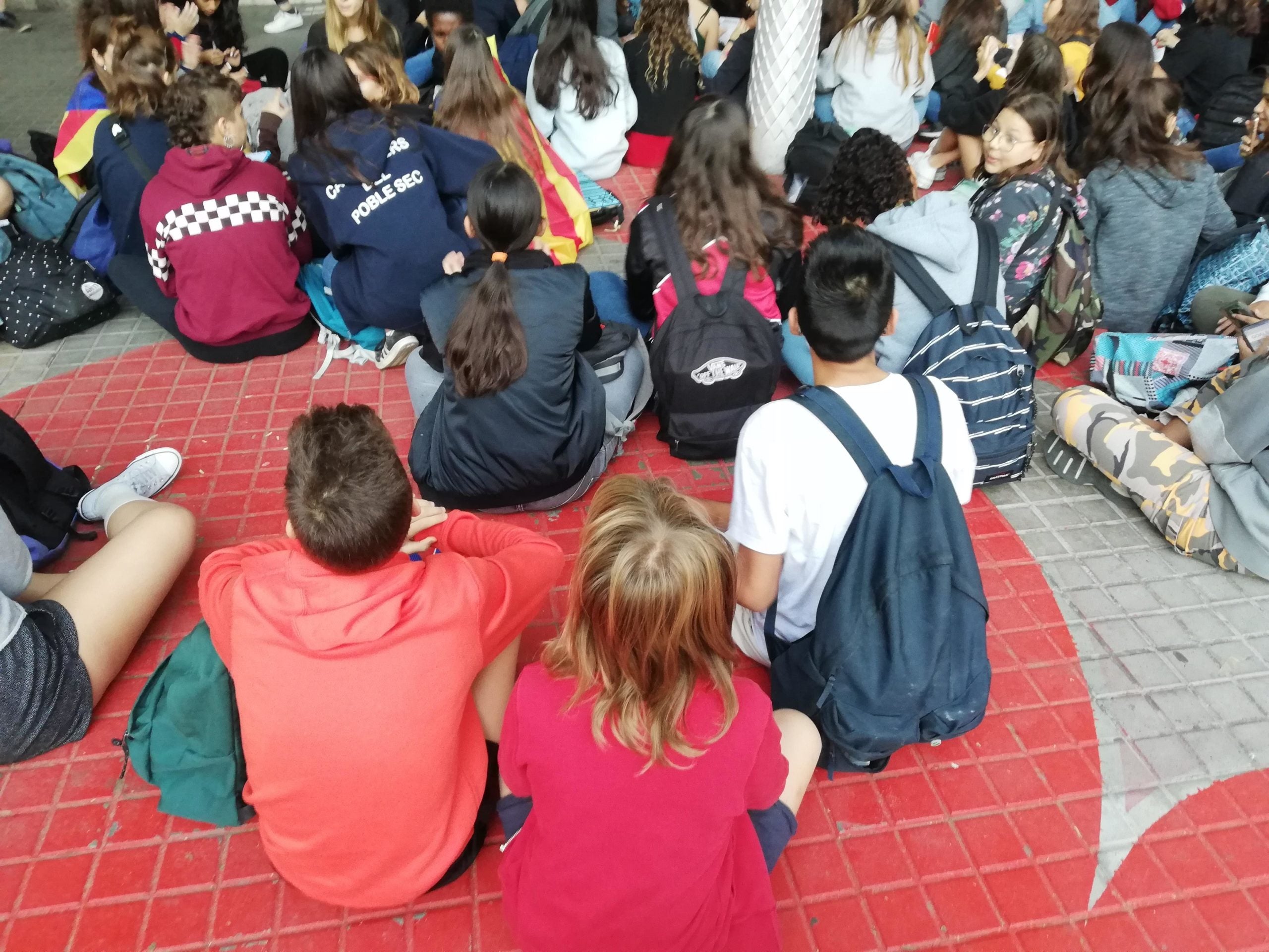 Estudiants de segon d'ESO, en la seguda de l'IES Jaume Balmes contra la sentència de l'1-O, el primer dia de la vaga d'estudiants de 72 hores / A.L.