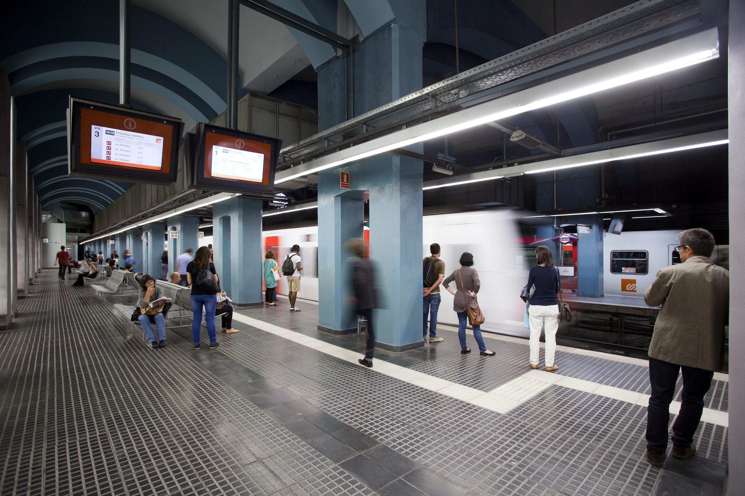 L'andana de l'estació dels Ferrocarrils de la Generalitat de Catalunya de Gràcia / FGC