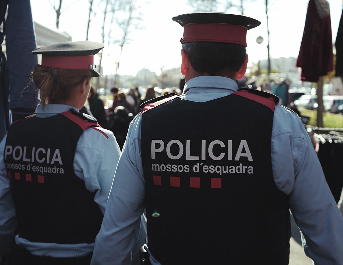 Dos Mossos d'Esquadra patrullen pel carrer a Barcelona, en imatge d'arxiu / CME